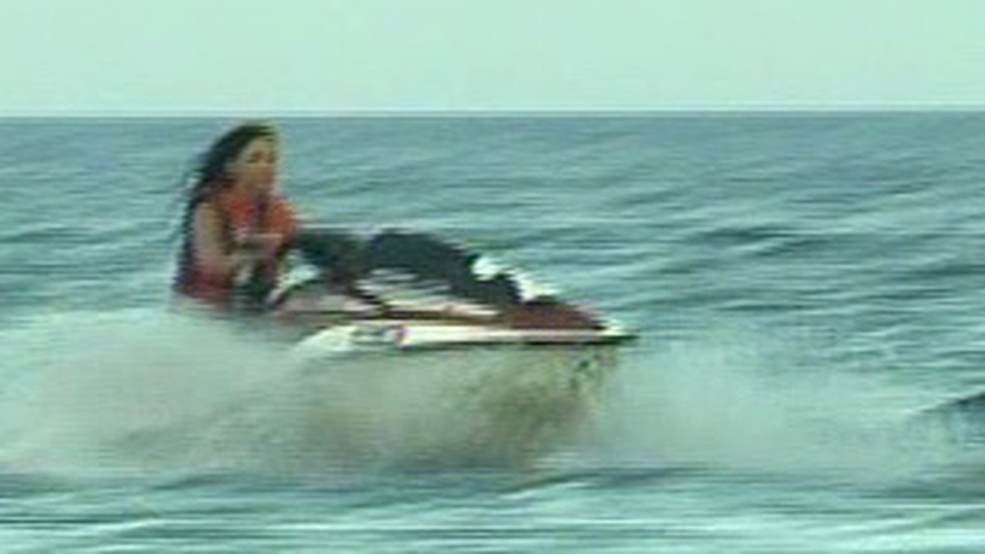 VIDEO Adelina Pestritu a facut valuri la mare! S-a "dat" cu ski jetul desi ii e frica de apa