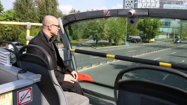 “Brad Pitt” este in Romania! Vezi in ce ipostaza a fost surprins starul de la Hollywood intr-un autobuz RATB!