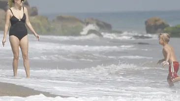 Mama, ce mama buna! Reese Witherspoon, sexy la plaja cu familia