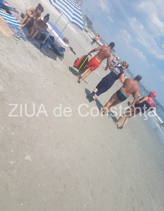Un copil de 5 ani înecat în Mamaia a fost resuscitat şi salvat de doi angajaţi SMURD aflaţi în concediu, la plajă