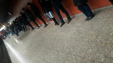 Imaginea zilei!  Cum aşteaptă bucureştenii metroul, după ultimele evenimente care au şocat ţara