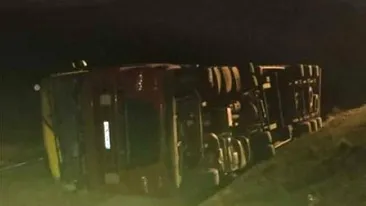 Un şofer de TIR beat a răsturnat camionul plin cu diluanţi, la Cluj. O tonă de substanţă inflamabilă, pe şosea