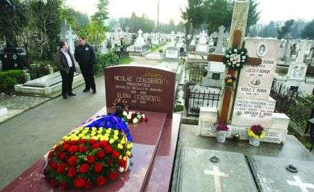 Singurele imagini de la deshumarea Elenei și a lui Nicolae Ceaușescu. Ce au găsit în sicriu