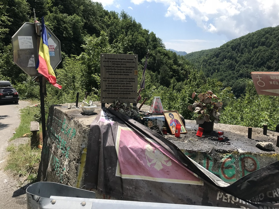 Monumentul comemorativ ridicat la locul tragediei din Muntenegru