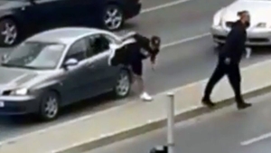 Scandal înaintea meciului U Craiova – U Cluj. Suporterul care a spart, cu piciorul, geamul unei mașini, cercetat pentru distrugere