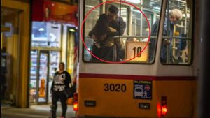 Gestul revoltător făcut de doi tineri, în tramvaiul plin de călători. În plină pandemie, și-au dat măștile jos și s-au sărutat. FOTO