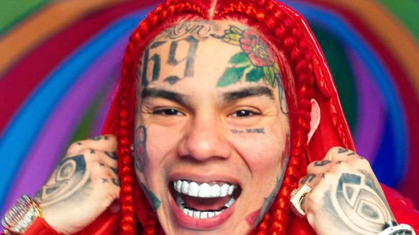 Casa lui Tekashi 6ix9ine a fost invadată de bărbați înarmați! Mama artistului care a cântat la ‘Beach, Please!’,  ținută cu forța