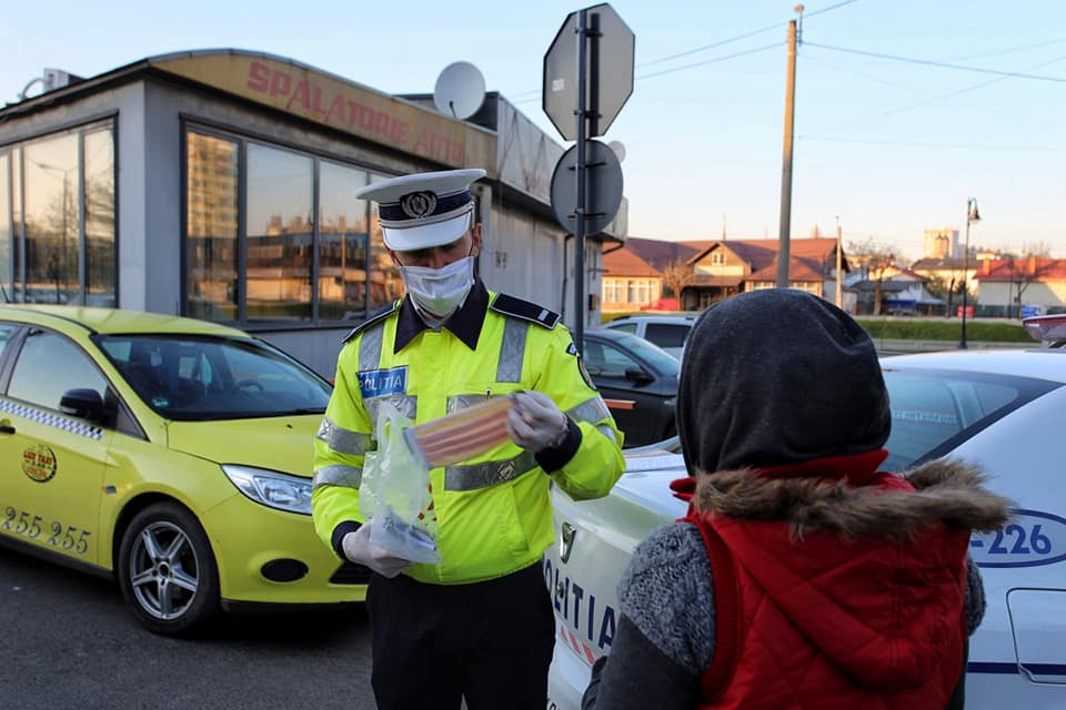 O femeie din Iaşi a fost prinsă de Poliţie pe stradă fără adeverinţă! A început să tremure şi… Ce i-a făcut poliţistul: “Să vă dea Dumnezeu sănătate”