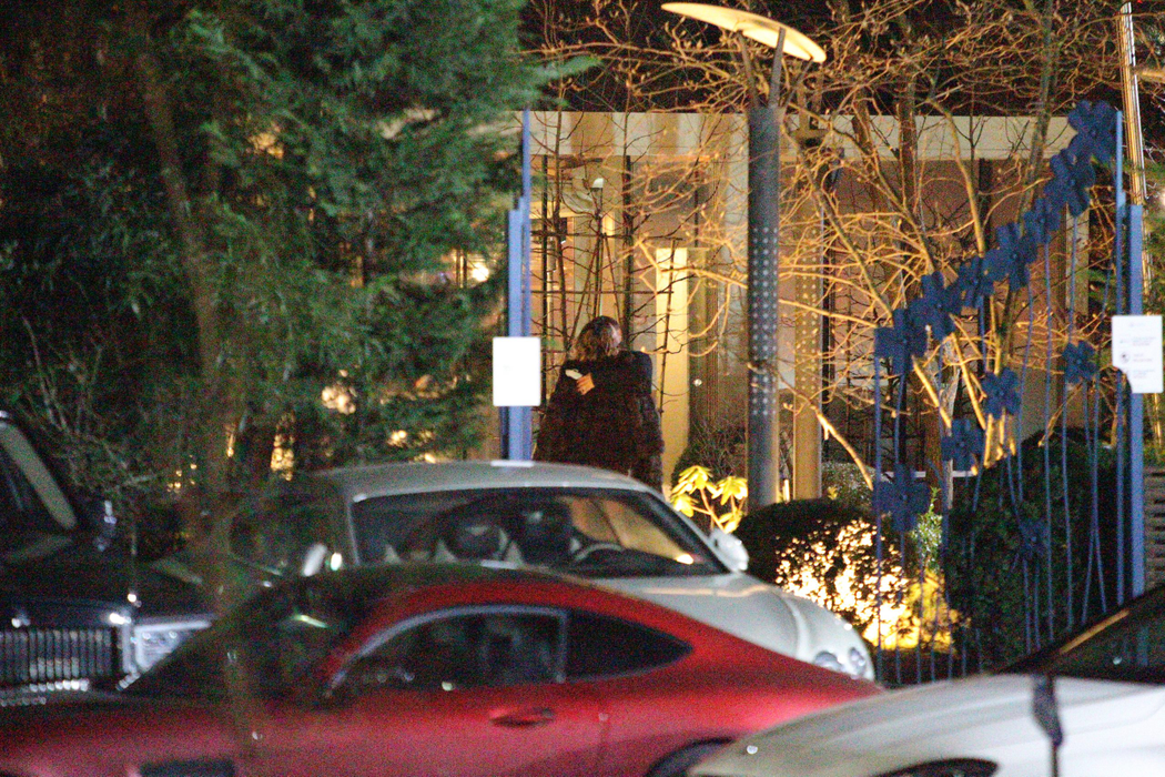 Alina Geambazi și  Cosmin Corendea, momente tandre la ieșirea din restaurant