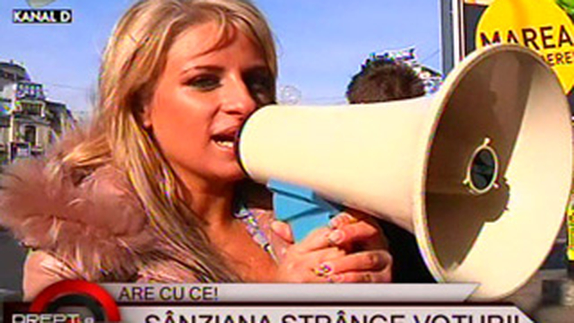 VIDEO Sanziana Buruiana a iesit in piata sa stranga semnaturi pentru a candidatura la Primaria Capitalei! Reactia bucurestenilor: "Se gandeste mai mult la sex decat la primarie"
