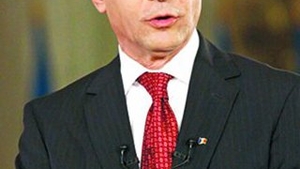 Presedintele Basescu a facut o baie de multime la Arcul de Triumf, dupa incheierea paradei