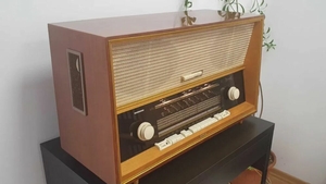 Tu mai ai așa ceva acasă? Cu cât se vinde un radio de epocă cu tuburi, din perioada comunistă, în 2023