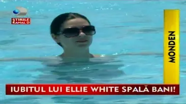 Uite-o pe Ellie White gravida in patru luni la plaja