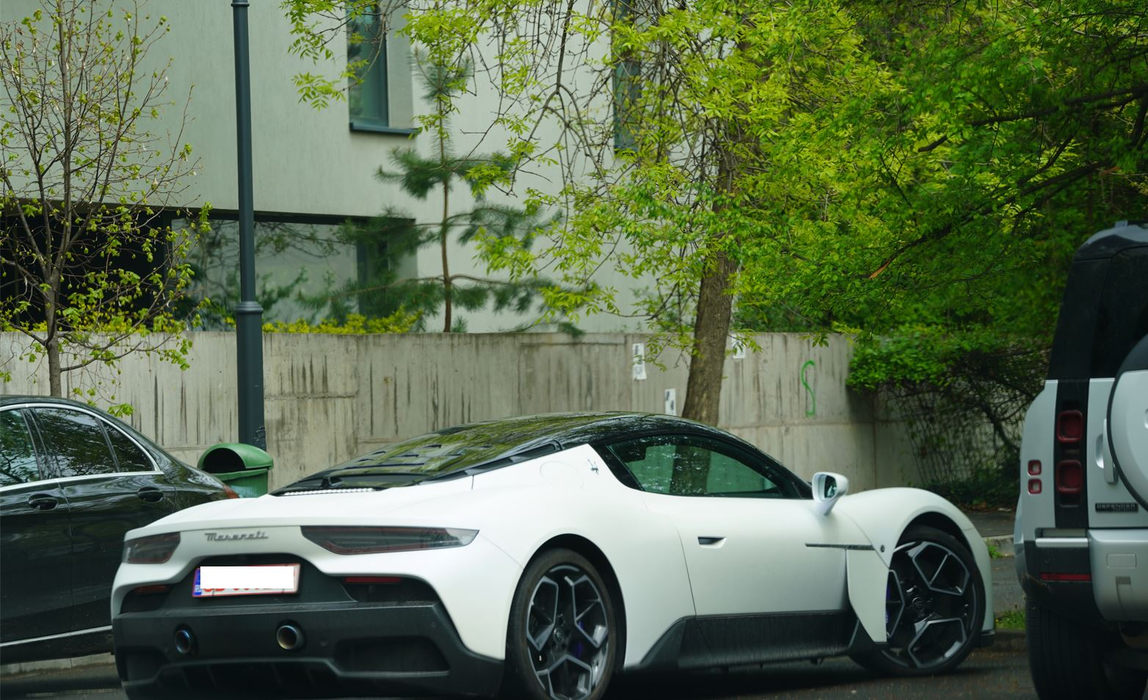 J.F. și-a mai achiziționat o ”bijuterie” pe patru roți, un Maserati alb, de 630 de cai putere (Foto: CANCAN.RO)