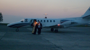 Lumina Sfanta, adusa special cu avionul din Ierusalim. Trei avioane o vor raspandi apoi prin tara!