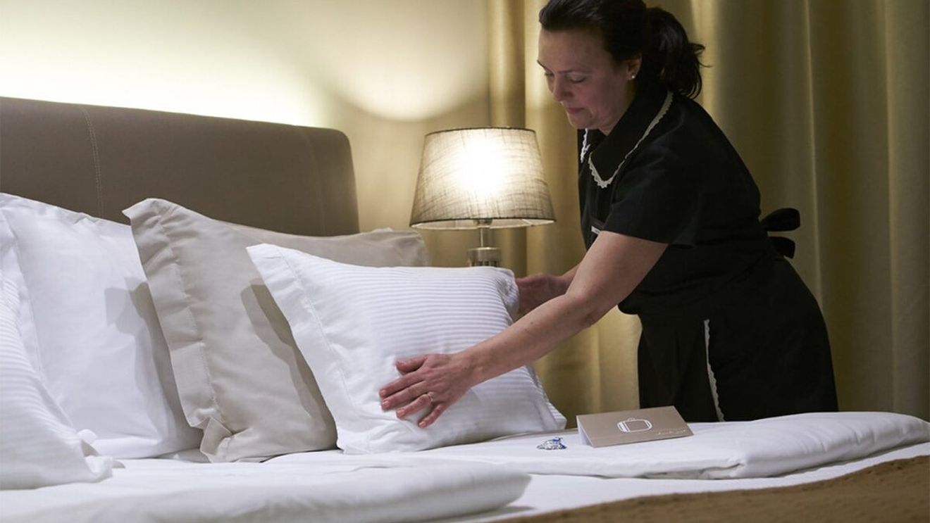 Ce obiect a găsit o cameristă în camera de hotel a unui cuplu de pensionari: "N-am mai văzut așa ceva în viața mea"