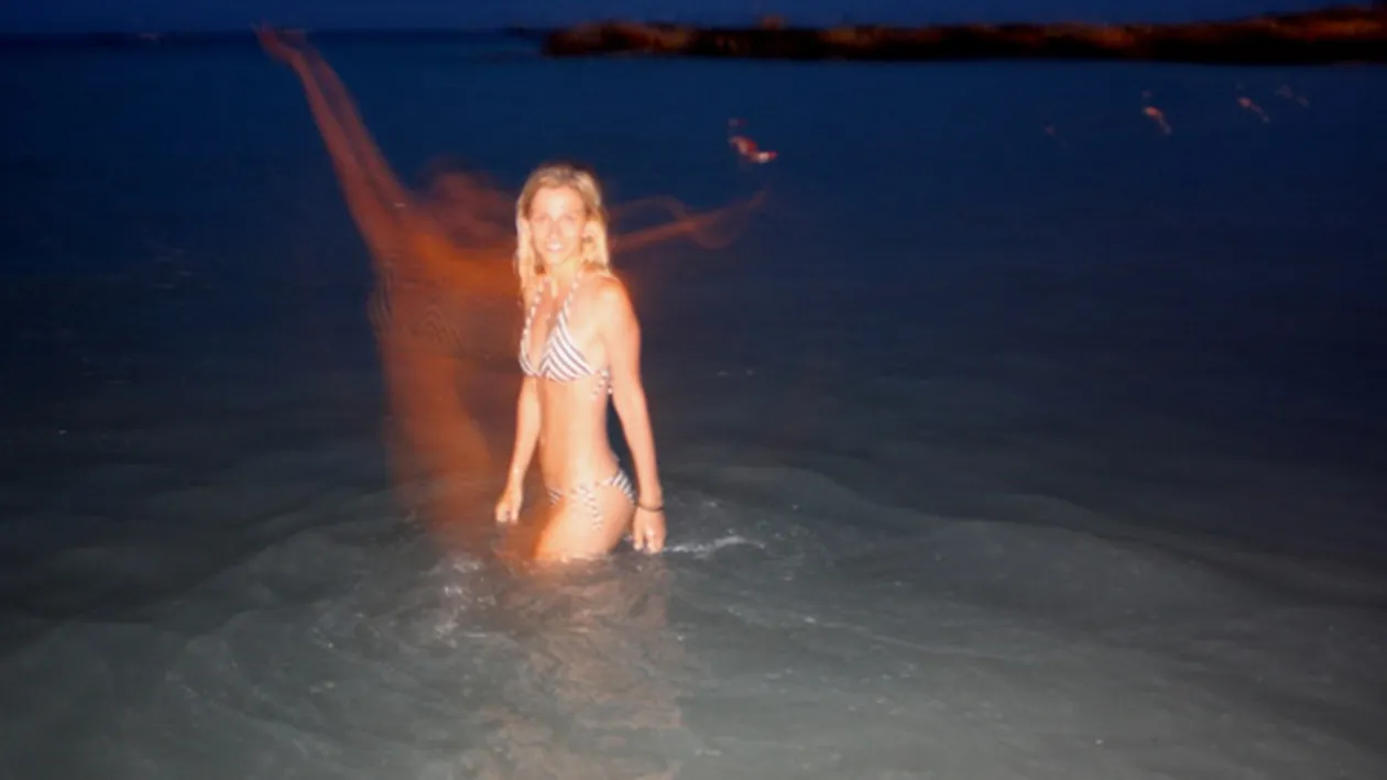 FOTO BULVERSANT! Intr-una din fotografiile de vacanta ale Danei Rogoz apare o fantoma