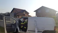 Accident grav în Argeș! O camionetă s-a izbit de un gard de beton. Șoferul a decedat, pasagera inconștientă