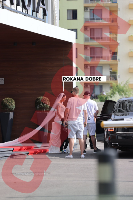 Rochia purtată de Roxana Dobre este creație semnată de Cristina Săvulescu, cea mai în vogă și cunoscută creatoare de modă, și este făcută la comandă