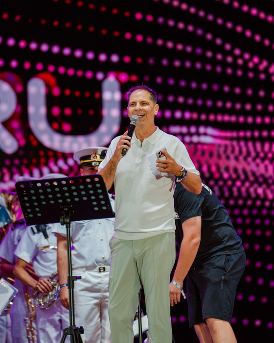 Dan Negru, Irina Baianț și Fanfara Reprezentativă a Forțelor Navale au celebrat Ziua Imnului Național la NIBIRU, în fața a 25.000 de oameni