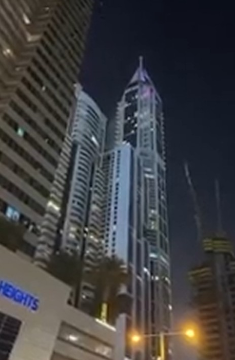 Panică în Dubai! Zgârie-nori, în flăcări: mai multe clădiri au fost evacuate de urgență