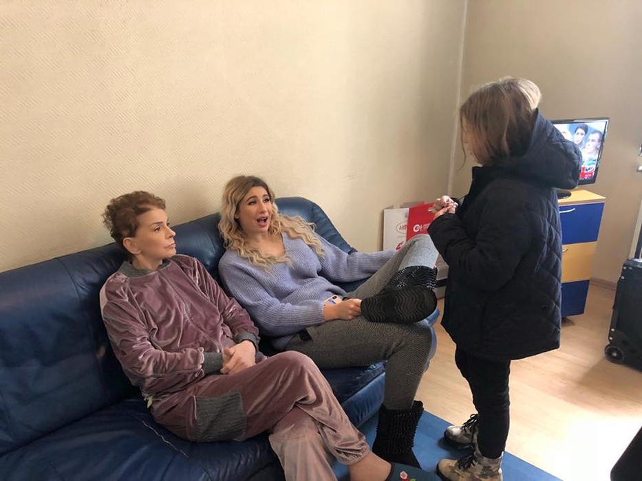 Ionela Prodan a deschis ochii și a vorbit cu fiicele ei: „Faptul că a reacționat reprezintă o minune!” Cântăreața este în continuare în stare critică