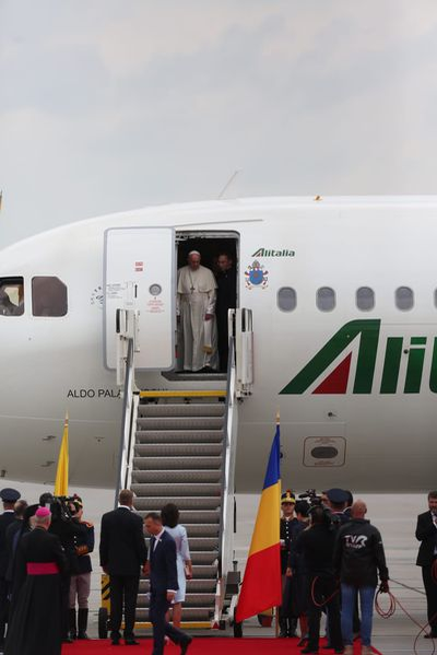 Papa Francisc, la sosirea în România