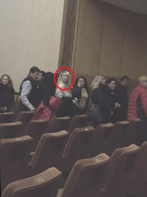 Raluca Miu iese singură din sală la sfârşitul spectacolului