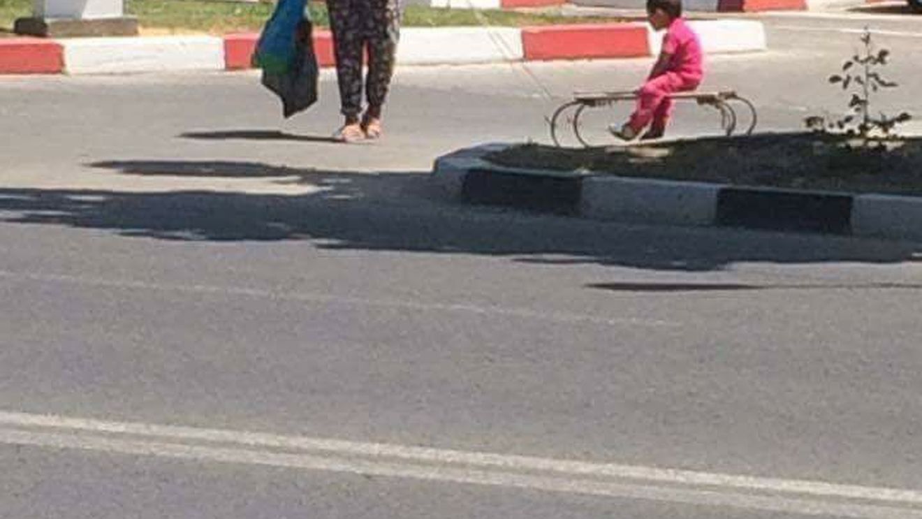 FOTO. O femeie de etnie romă își plimbă copilul cu sania, pe caniculă