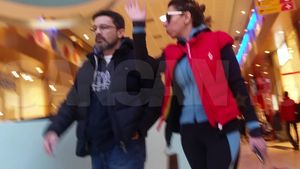 Seara, ca să nu fie recunoscută! Cum a apărut Laura Chiriac la mall