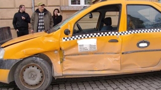 Blestemul taxiurilor din Bucuresti strivite de masini puternice. Vezi cu ce alte cazuri seamana accidentul produs de pustiul de bani gata cu BMW, pe Calea Floreasca