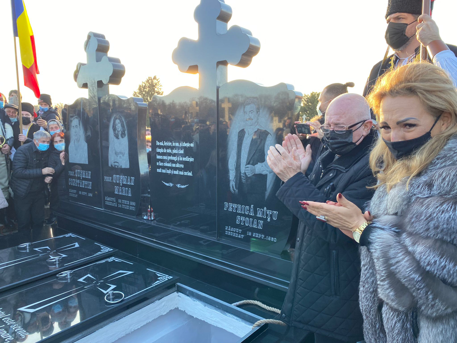 Primele imagini de la înmormântarea lui Petrică Mâțu Stoian. Flori, lacrimi, muzică și aplauze pentru regretatul interpret