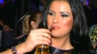 VIDEO Dupa o noapte de manele si whisky, Cruduta il vrea pe Cristi Tanase!