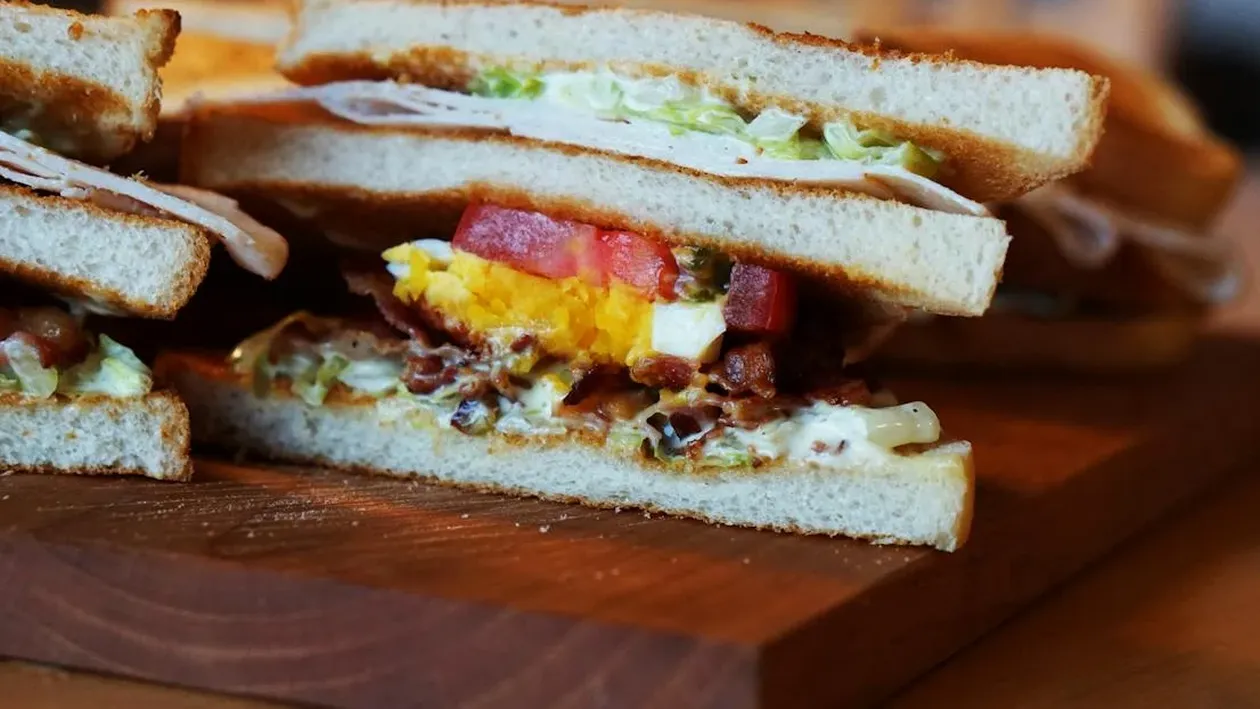 Scandal de proporții în Sibiu, după ce elevii au găsit fire de păr și muște în sandvișurile primite la școală