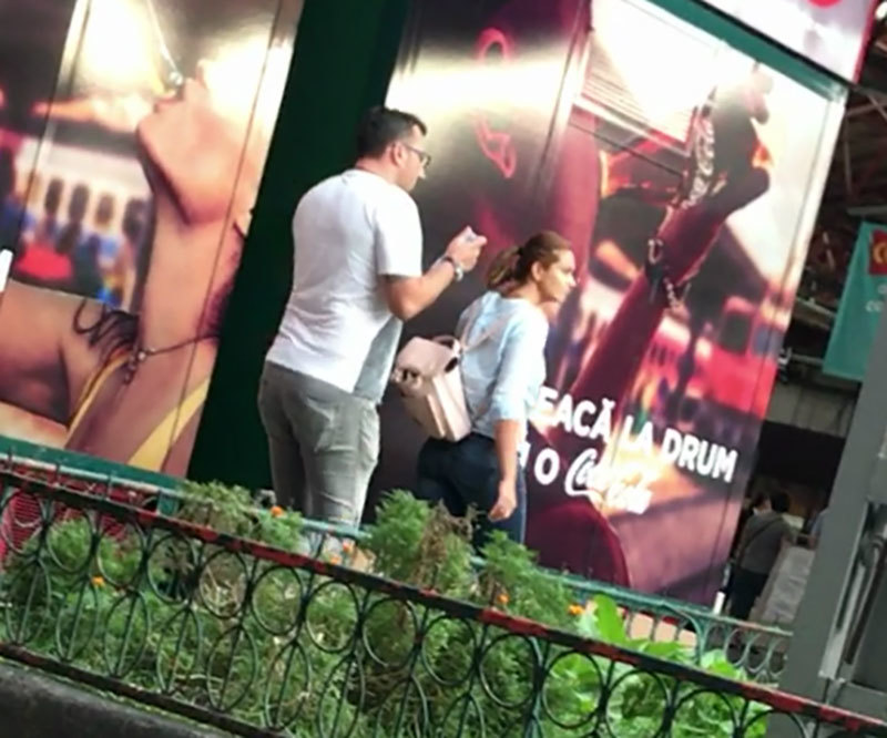 Giovanni şi iubita sa se îndreaptă spre peronul unde vine trenul