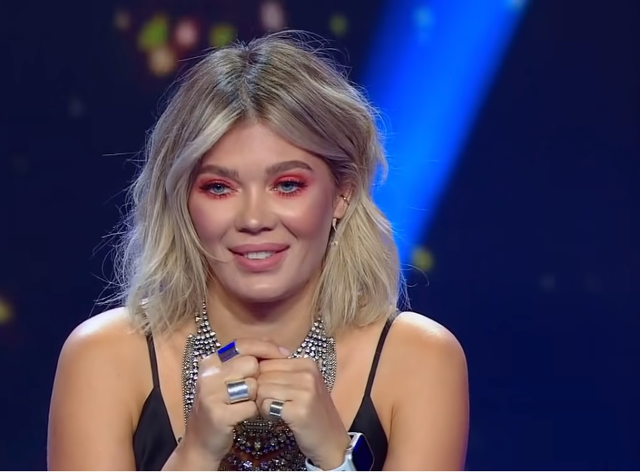 Gina pistol ținută