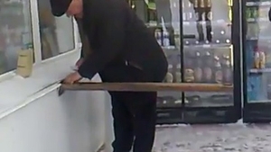 VIDEO NAUCITOR! Niciun comerciant din Romania nu s-ar fi gandit la asta! Rusii au gasit o metoda dementiala de a vinde la benzinarie cand e frig afara - Te tavalasti pe jos de ras!