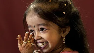 Ea e cea mai MICĂ femeie din lume! La 20 de ani, e mai scundă decât un bebelus si cântăreste 5 kilograme