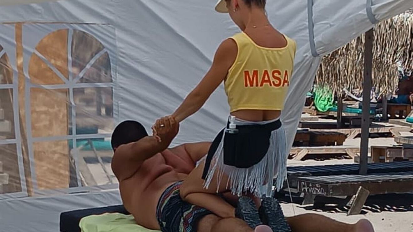 Câți lei costă 30 minute de masaj, pe o plajă din Vama Veche. Turiștii au crezut că nu văd bine