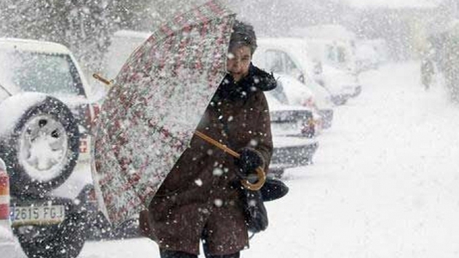 A inceput sa ninga in Bucuresti! Fenomeon meteorologic ciudat. S-a intamplat azi la pranz in Crangasi
