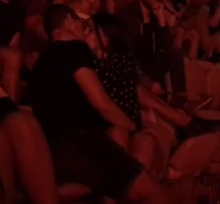 Iubire mare la Untold! Doi tineri și-au dat frâu liber pasiunii în timpul spectacolului