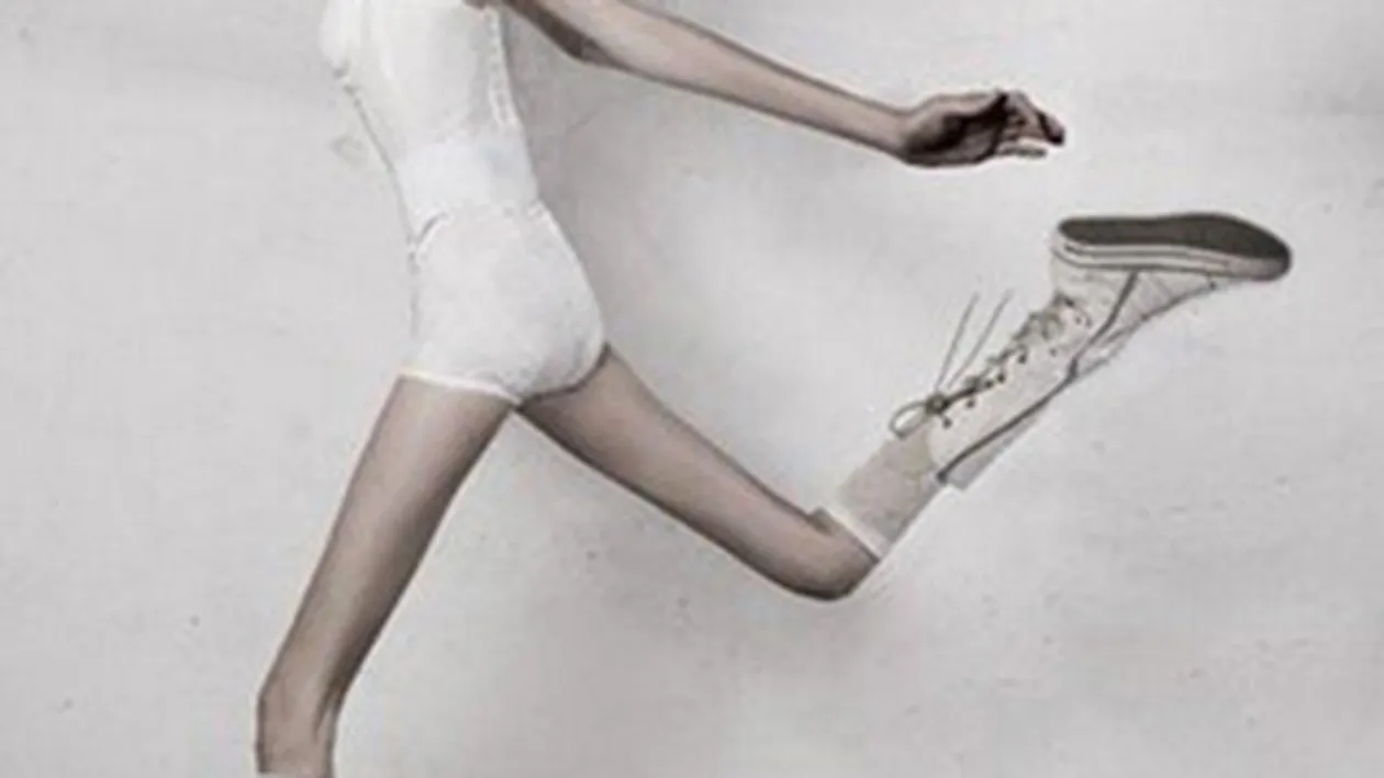 Grupul fetelor care beau doar apa plata cu lamaie! Uite cum le ies oasele prin piele!