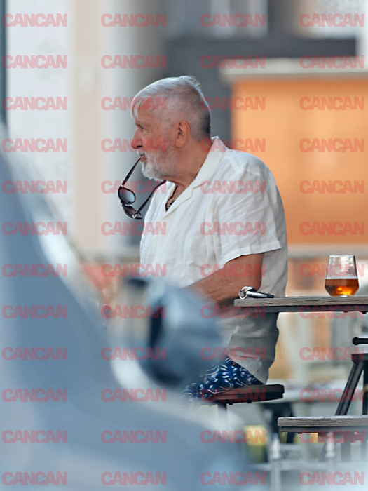 Ilie Năstase a ieșit singur pe terasă, la un pahar cu tărie. Foto: CANCAN.RO
