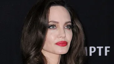 Angelina Jolie, apariţie răvăşitoare la Hollywood Film Awards! Actriţa a atras toate privirile