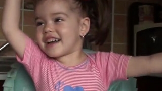VIDEO COLOSAL! Fetita asta mai dulce ca mierea e mai desteapta ca jumatate din absolventii de liceu - O sa o adori in timp ce recita 98 de strofe de EMINESCU! N-ai cum sa nu o dai pe Facebook