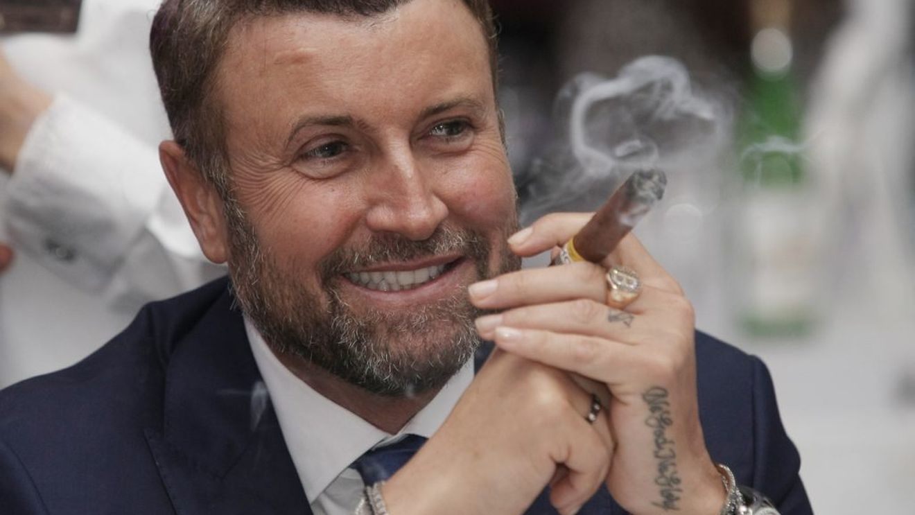 Cătălin Botezatu le-a pus la zid pe tinerele care participă la evenimente mondene. “Să se ducă acasă, să se spele, că put!”