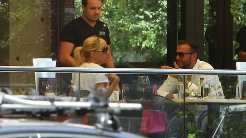 Si pe canicula dragostea pluteste in aer. Elena Udrea si iubitul ei au iesit in oras! VEZI cum au fost fotografiati cei doi!
