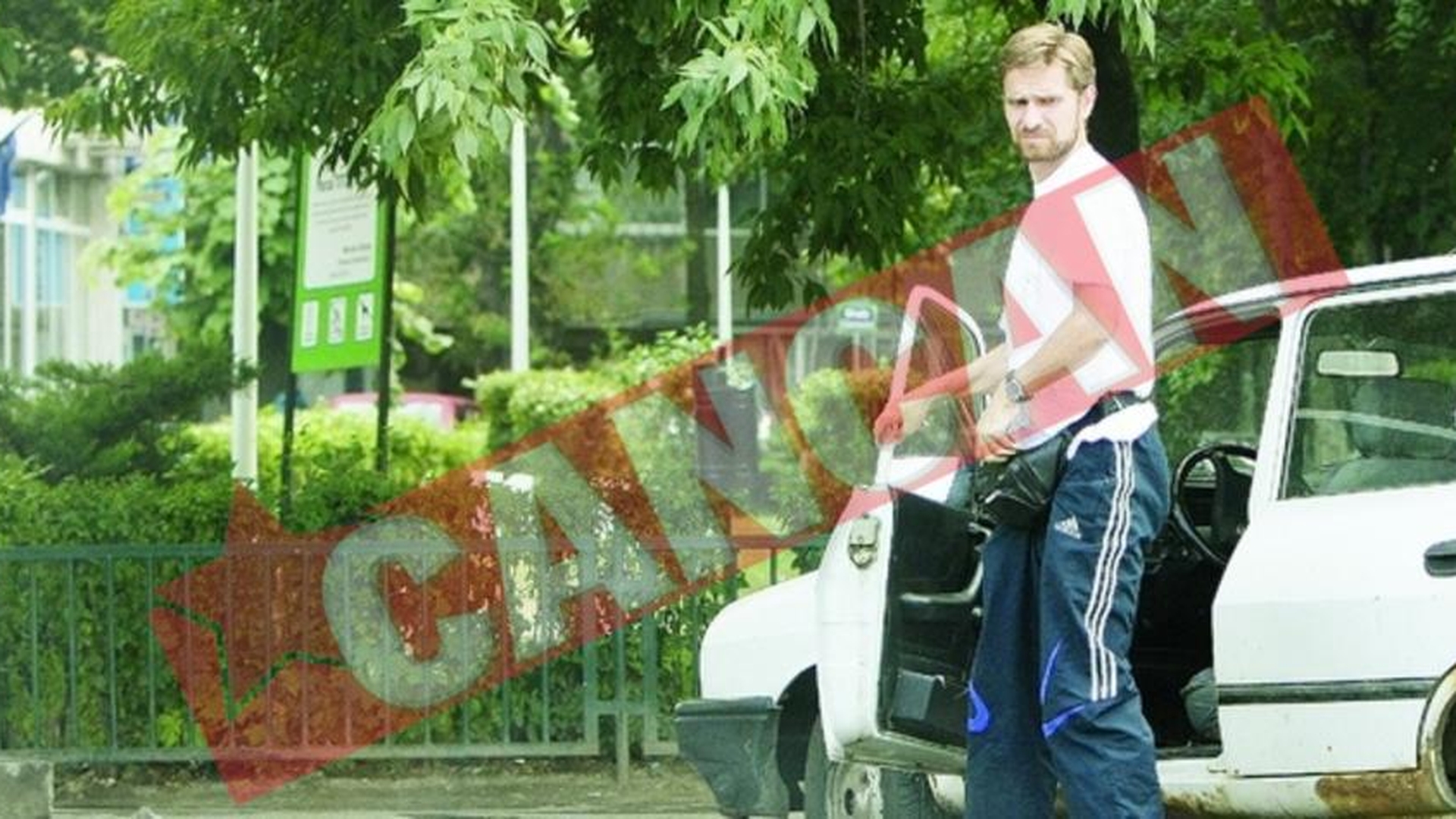 Arbitrul Tudor goneste ca nebunul cu o Dacie ruginita