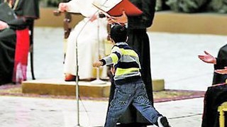 A dat navala peste Papa Benedict