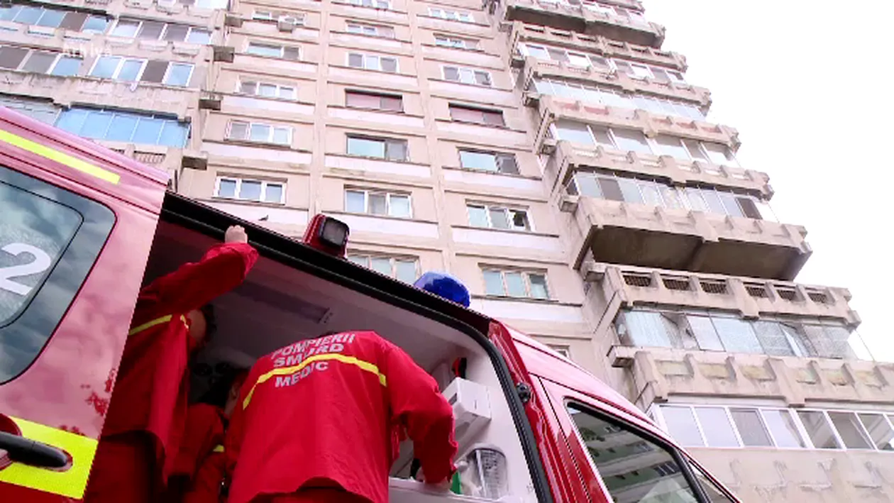 O femeie din Capitală s-ar fi aruncat de la etajul 6. A fost găsită dezbrăcată